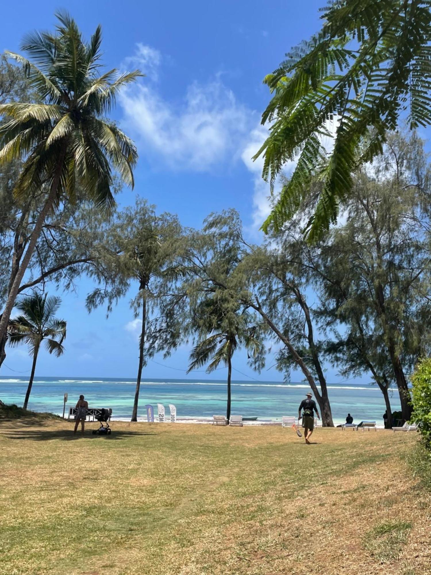 Stilts Diani Beach Hostel Exterior photo