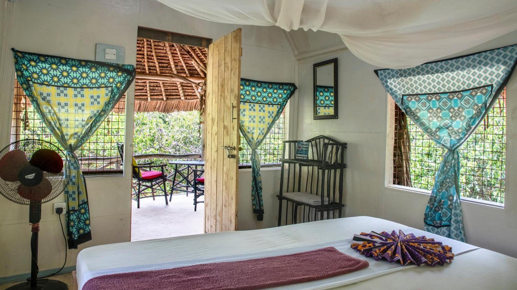 Stilts Diani Beach Hostel Exterior photo